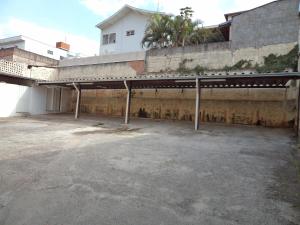 an empty parking lot in front of a building at Colina Park Hotel in Piracicaba