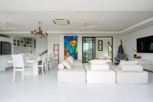een woonkamer met witte banken en een eetkamer bij X Villa Luxury Bophut 3BR Seaview Pool Villa in Ban Khlong Mae Nam