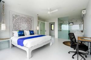 een witte slaapkamer met een groot bed en een bureau bij X Villa Luxury Bophut 3BR Seaview Pool Villa in Ban Khlong Mae Nam +15 foto's