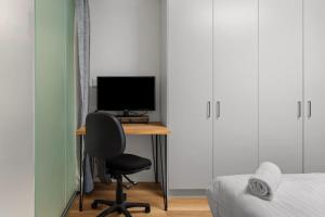 TV a/nebo společenská místnost v ubytování Lakefront Suite Studio Killarney Vale