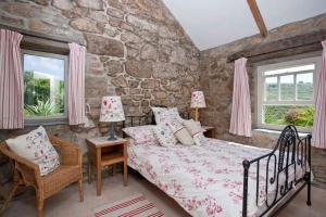 Voodi või voodid majutusasutuse Tresillian, Stunning Spacious Cottage By Beach Sea-views Large Gardens toas