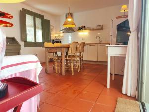 Kuchyň nebo kuchyňský kout v ubytování T2 · Sunny duplex with garden 50m from beach
