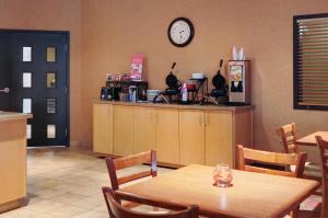 Nápoje v ubytování Pomeroy Inn and Suites Dawson Creek