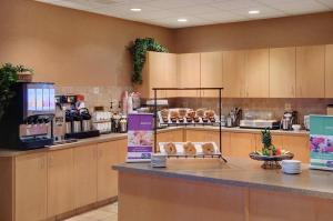Kuchyň nebo kuchyňský kout v ubytování Pomeroy Inn and Suites Dawson Creek