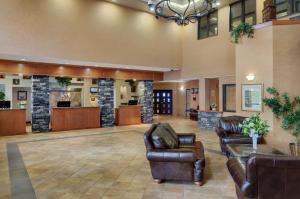 un vestíbulo de un hotel con muebles de cuero en Pomeroy Inn and Suites Dawson Creek, en Dawson Creek