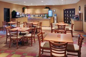 Kuchyň nebo kuchyňský kout v ubytování Pomeroy Inn and Suites Dawson Creek