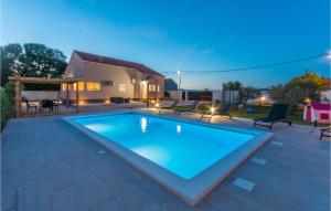 Basen w obiekcie Cozy Home In Biograd Na Moru lub w pobliżu