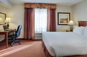 Postel nebo postele na pokoji v ubytování Pomeroy Inn and Suites Dawson Creek