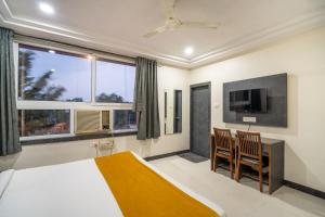 Μια τηλεόραση ή/και κέντρο ψυχαγωγίας στο Hotel Ville Parle