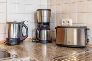 Eine Kaffeemaschine und ein Toaster auf der Küchentheke in der Unterkunft Haus Frohsinn - Wohnung 3 in Binz
