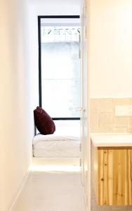 a small room with a window and a bed at 三宝院子 in Jingdezhen