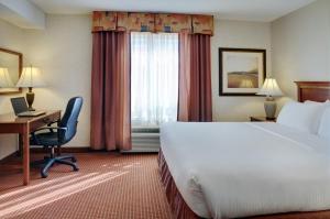 En eller flere senge i et værelse på Coast Grimshaw Hotel & Suites