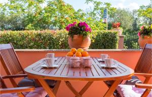 drewniany stół z miską pomarańczy w obiekcie Holiday Home Peroj Lxxiii w mieście Peroj +15 zdjęć