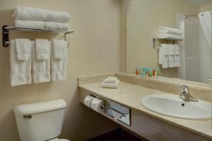 Bilik mandi di Coast Grimshaw Hotel & Suites