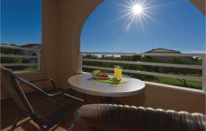 Balkón alebo terasa v ubytovaní Two-Bedroom Apartment In Vodice
