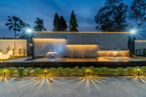 Ein Garten an der Unterkunft T M L-Manor House 6 bedroom-independent swimming pool and powerful KTV