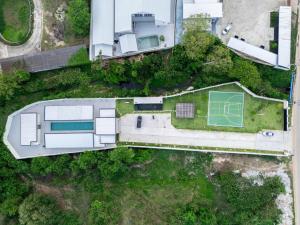 Tennis und/oder Squash in der Unterkunft T M L-Manor House 6 bedroom-independent swimming pool and powerful KTV oder in der Nähe