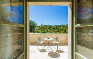 vista su un balcone con tavolo e sedie di Villa Zvonar a Rakotule
