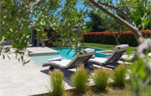 2 tumbonas junto a la piscina en Villa Momare, en Medulin