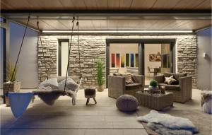 una sala de estar con sofás y un columpio en Villa Momare, en Medulin