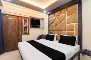 En eller flere senge i et værelse på Super Hotel O Pragati Guest house