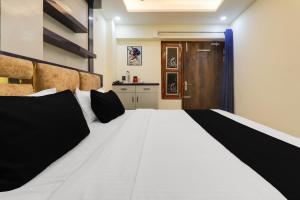 En eller flere senge i et værelse på Super Hotel O Pragati Guest house + 31 billeder