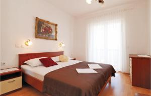 Posteľ alebo postele v izbe v ubytovaní Beautiful Apartment In Pag With Kitchen