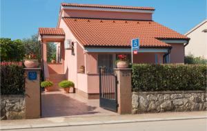 różowy dom z bramą i ulicą w obiekcie Holiday Home Peroj Lxxiii w mieście Peroj