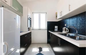 Kuchyň nebo kuchyňský kout v ubytování 1 Bedroom Amazing Apartment In Pag