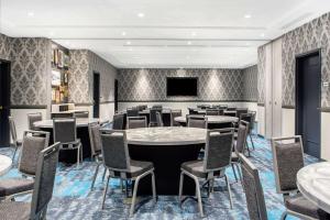 Una televisión o centro de entretenimiento en Cambria Hotel New Orleans Downtown Warehouse District