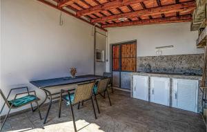 Kuchyň nebo kuchyňský kout v ubytování Holiday Home Pelegrin 58