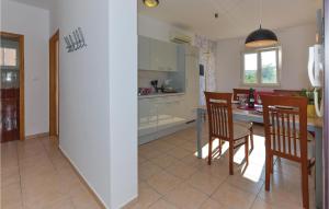 Kuchyňa alebo kuchynka v ubytovaní Two-Bedroom Apartment In Vodice