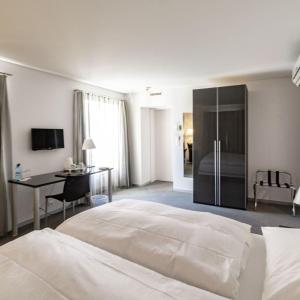 Rúm í herbergi á Hôtel Au Terminus