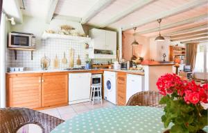 Η κουζίνα ή μικρή κουζίνα στο Nice Home In Saint-Martin-De-Ré