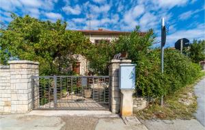 Vườn quanh 2 Bedroom Cozy Apartment In Umag