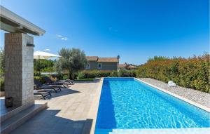 une piscine dans l'arrière-cour d'une maison dans l'établissement Villa Pietra, à Poreč