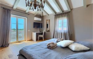 une chambre avec un lit avec une fenêtre et un bureau dans l'établissement Villa Pietra, à Poreč