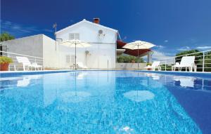 Bazén v ubytování Holiday Home Pelegrin 58 nebo v jeho okolí
