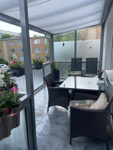 a patio with a table and chairs on a balcony at Ferienhaus Gumann in Nuremberg