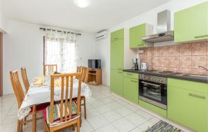 Kuchyňa alebo kuchynka v ubytovaní Beautiful Apartment In Novi Vinodolski