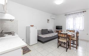 Posteľ alebo postele v izbe v ubytovaní Beautiful Apartment In Novi Vinodolski