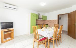 Televízia a/alebo spoločenská miestnosť v ubytovaní Beautiful Apartment In Novi Vinodolski