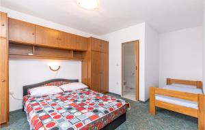 Posteľ alebo postele v izbe v ubytovaní Beautiful Apartment In Novi Vinodolski