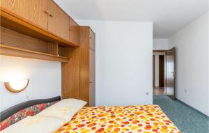 Posteľ alebo postele v izbe v ubytovaní Beautiful Apartment In Novi Vinodolski