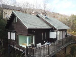 a house with a large deck with a balcony at Cabanon Lake 東条 in Kato