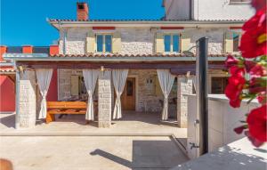 Balkón alebo terasa v ubytovaní 3 Bedroom Nice Home In Plovanija