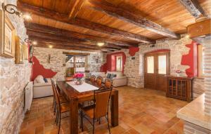Posedenie v ubytovaní 3 Bedroom Nice Home In Plovanija