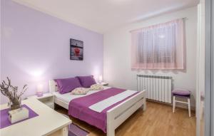 Postel nebo postele na pokoji v ubytování Cozy Apartment In Kostrena