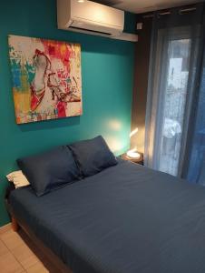 una camera da letto con un letto e un quadro sul muro di Bedroom Agde 34300 ad Agde