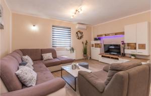 salon z dwiema kanapami i stołem w obiekcie Cozy Home In Biograd Na Moru w Biogradzie na Moru
